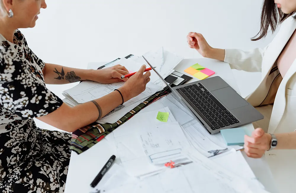 Zwei Frauen arbeiten an einem Tisch